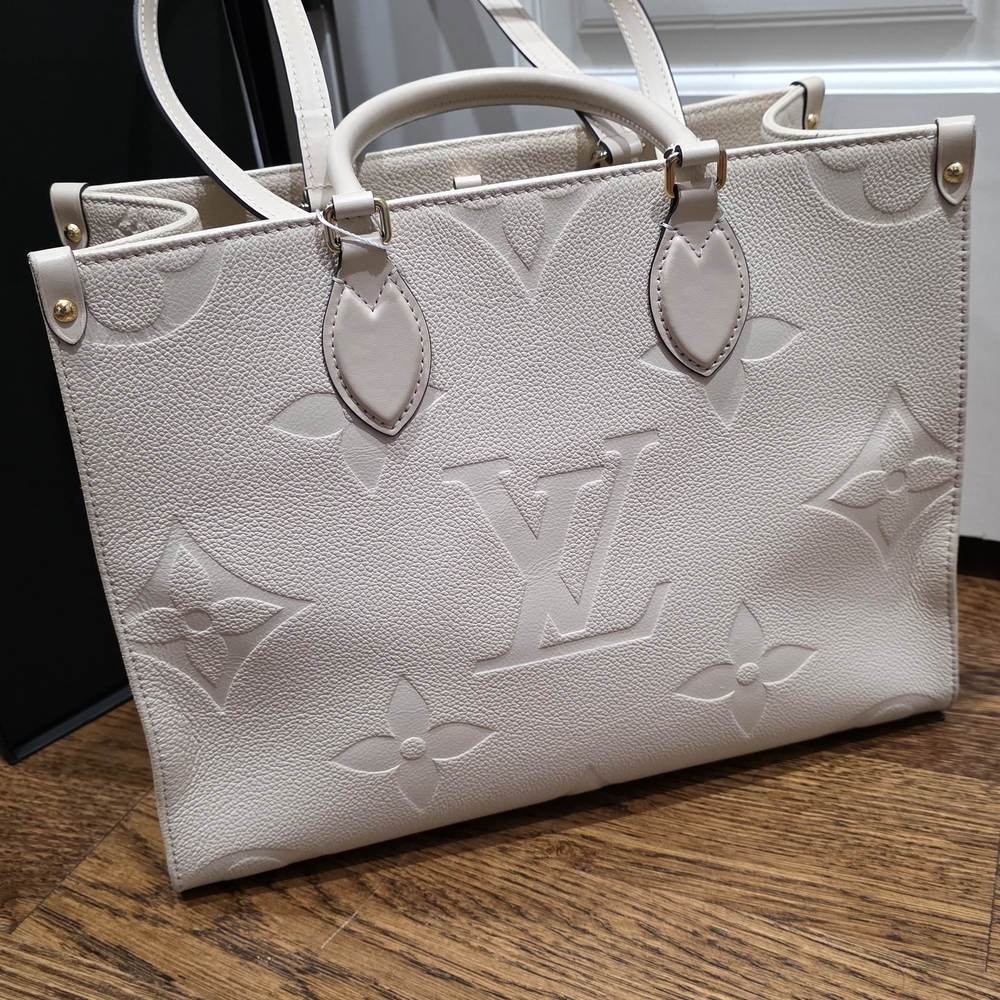 Louis Vuitton Cream Onthego MM Tote Bag - Picture 4 of 16